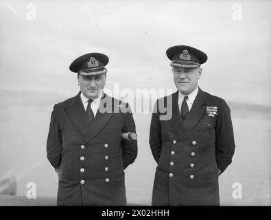Am 12. Mai 1944 werden Commander R. W. Moire und Captain Q. D. Graham, RN, als Befehlshaber der HMS Indefatigable dargestellt. Stockfoto