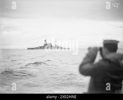 AN BORD DES ZERSTÖRERS HMS BEDUIN. SEPTEMBER 1941. - HMS MALAYA auf See Stockfoto