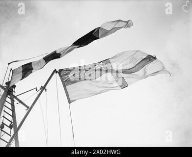 AN BORD DES ZERSTÖRERS HMS BEDUIN. SEPTEMBER 1941. - Der Fähnrich fliegt auf dem Gipfel, mit einem Anhänger am Mastkopf Stockfoto