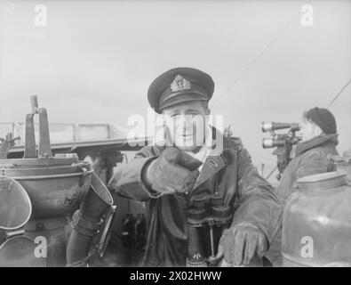 Im Februar 1942 wurde an Bord des Zerstörers der Tribal-Klasse HMS Eskimo in den nördlichen Gewässern ein RNVR-Lieutenant beobachtet, der während der Kriegseinsätze auf der Schiffsbrücke im Einsatz war. Stockfoto