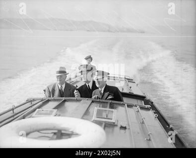 Colonel Frank Knox, US Navy Secretary, besuchte am 19. September 1943 einen britischen Marinestützpunkt in Greenock. Er inspizierte den Ankerplatz von einem Schnellboot aus, begleitet von seinem Berater, Captain Perry, und wurde von Admiral Sir Richard Hill und Admiral stark getroffen. Auf dem Heck ist ein Wren zu sehen. Stockfoto