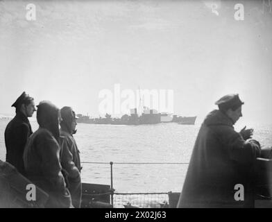 ZERSTÖRER FÜHREN ÜBUNGEN DURCH. SEPTEMBER 1940 AN BORD DER HMS KELVIN. - Der Zerstörer HMS JUPITER, der sich gegen die Sonne hält, wird von der Besatzung der HMS KELVIN beobachtet Stockfoto