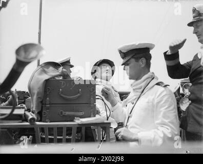 Am 12. Mai 1944 verübte die HMS Dido und die amerikanischen Zerstörer im Mittelmeer während des italienischen Vormarsches ein schikanierendes Feuer auf feindliche Stellungen entlang des Appian Way bei Terracina und Gaeta. Konteradmiral John M Mansfield beobachtet die alliierten Flugzeuge während des Bombardements. Stockfoto