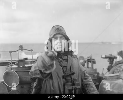 Im Februar 1942 war der Offizier an Bord des Zerstörers der Tribal-Klasse HMS Eskimo in den nördlichen Gewässern während der Operationen auf der Hut. Stockfoto