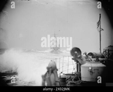 LEICHTE KÜSTENKRÄFTE ÜBEN ANGRIFFE AUF ZERSTÖRER AUS. 8., 9. UND 10. JULI 1943 AN BORD DER HMS EGLINTON IN DER NORDSEE. - HMS SOUTHDOWN, Jagdklasse-Zerstörer, wirft eine Bogenwelle auf, als sie HMS EGLINTON folgt, auch ein Jagdklasse-Zerstörer Stockfoto