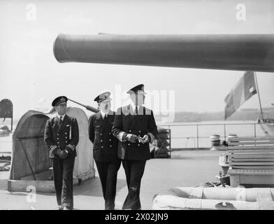 Am 24. August 1940 besuchten Vertreter der amerikanischen Marine, des Militärs und der Luftfahrt, darunter Konteradmiral R L Ghormley, das Western Approaches Command in Devonport an Bord der französischen FS Paris. Stockfoto