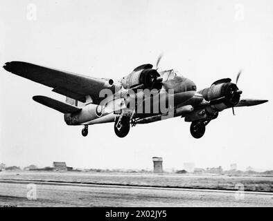 FLUGZEUGE DER ROYAL AIR FORCE, 1939–1945: BRISTOL TYP 156 BEAUFIGHTER. - Beaufighter Mark X, LZ114, startet vom Flugplatz der Bristol Company in Old Mixon bei Weston-super-Mare für einen Triebwerkstest mit einem Mark XII Lufttorpedo. Die LZ114 wurde später von der No. 211 Squadron RAF eingesetzt, mit der sie bei einem Angriff auf Brücken in Burma am 13. Januar 1944, Royal Air Force, Maintenance Unit, 211, vermisst wurde Stockfoto