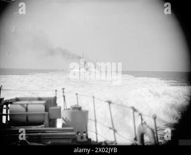 LEICHTE KÜSTENKRÄFTE ÜBEN ANGRIFFE AUF ZERSTÖRER AUS. 8., 9. UND 10. JULI 1943 AN BORD DER HMS WHITSHED UND EGLINTON IN DER NORDSEE. - HMS WORCESTER gefolgt von HMS WALPOLE, die während der Übung aktiv wird Stockfoto