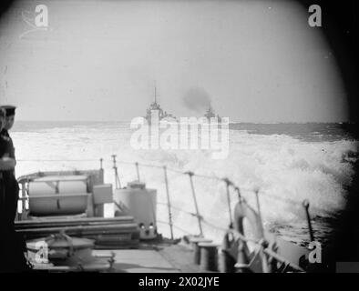 LEICHTE KÜSTENKRÄFTE ÜBEN ANGRIFFE AUF ZERSTÖRER AUS. 8., 9. UND 10. JULI 1943 AN BORD DER HMS WHITSHED UND EGLINTON IN DER NORDSEE. - HMS WORCESTER gefolgt von HMS WALPOLE, die während der Übung aktiv wird Stockfoto