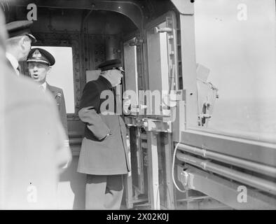 MR. CHURCHILLS SEEREISE IN DIE USA - ERSTE BILDER. MAI 1943, AN BORD DER SS QUEEN MARY AUF DEM WEG IN DIE USA. HERR CHURCHILL WURDE VON HOCHRANGIGEN BEAMTEN UND MINISTERN BEGLEITET. - Der Premierminister auf der Brücke des Schiffes Stockfoto