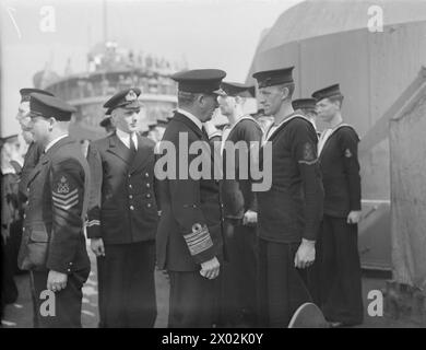Admiral Sir Percy Noble, Oberbefehlshaber Western Approaches, inspiziert am 31. Juli 1942 die Besatzung der HMS Argonaut in Liverpool. Stockfoto