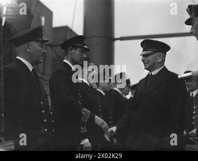 DER ERSTE HERR DER ADMIRALITÄT BESUCHT U-BOOT-DEPOT-SCHIFF. 6. JULI 1942. - Der erste Lord schüttelt die Hände mit Offizieren an Bord eines U-Boot-Depot-Schiffes Stockfoto