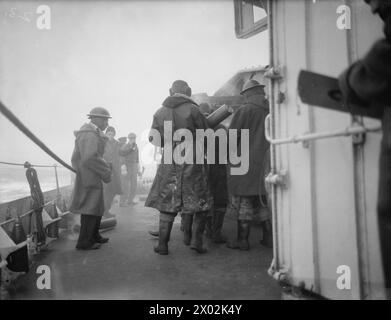 Im Februar 1942 wird an Bord des Zerstörers der Tribal-Klasse HMS Eskimo in den nördlichen Gewässern eines der Geschütze des Schiffes gefangen genommen. Stockfoto