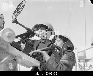 MÄNNER DER RIN AN BORD IHRER NEUEN SCHALUPPE 'NARBADA'. 20. MAI 1943