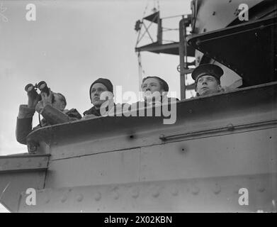 AN BORD DES SCHLACHTSCHIFFS HMS RODNEY AUF SEE. 1940. - Ausblicke auf die Brücke Stockfoto