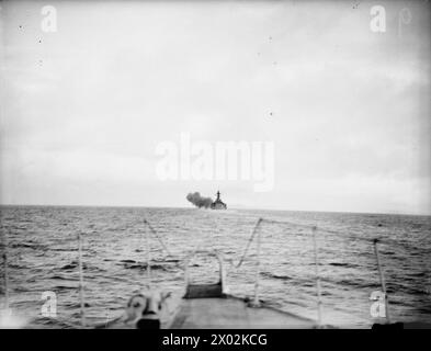 AN BORD DES ZERSTÖRERS HMS BEDUIN. SEPTEMBER 1941. - HMS MALAYA feuert ihre Vorwärtswaffen während der Schießerei ab Stockfoto