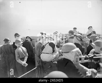 Am 2. September 1943 bombardierte die HMS Warspite Landbatterien in der Nähe von Reggio, Italien, zu Beginn der italienischen Festlandoffensive, wobei die Szene von der Schiffsbrücke aus gesehen wurde. Stockfoto