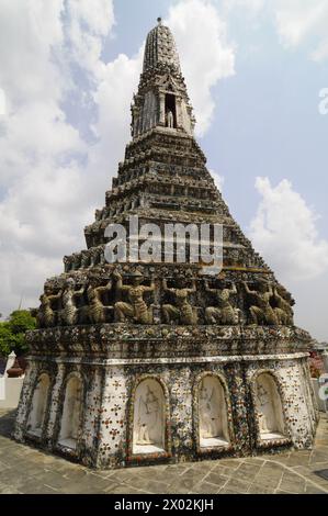 Wat Arun Ratchawararam Ratchawaramahawihan (Wat Arun) (Tempel der Morgenröte), ein buddhistischer Tempel im Bangkok Yai District in Bangkok, Thailand Stockfoto