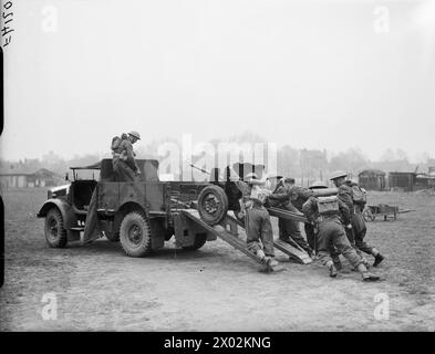 Männer des 2. Bataillons Essex-Regiments laden am 27. April 1940 eine 25mm SA 34-Panzerabwehrkanone auf eine Bedford MWG Portee in Meurchin. Stockfoto
