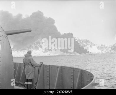 DIE EXPEDITION ZU DEN LOFOTEN-INSELN IN NORWEGEN, WO TRUPPEN LANDETEN, UM DIE ÖLTANKS IN DIE LUFT ZU SPRENGEN. 4. MÄRZ 1941 AN BORD EINES DER KRIEGSSCHIFFE DER EXPEDITION. - Die Öltanks in Stamsund Stockfoto