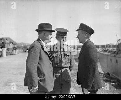 Am 20. August 1942 besuchte der neuseeländische Hochkommissar Jordan die HMS King Alfred und sprach mit zwei neuseeländischen Seeleuten, die an dem Angriff Dieppe teilnahmen. Stockfoto