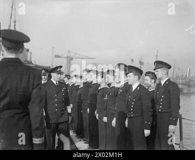 KRONPRINZ OLAV VON NORWEGEN BESUCHT DEN NORWEGISCHEN ZERSTÖRER HMNS SLEIPNER, DER MIT DER BRITISCHEN MARINE ZUSAMMENARBEITET. 1940. - Prinz Olav inspiziert die Ehrengarde Stockfoto