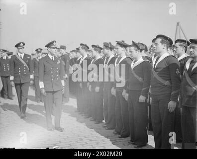 Am 20. März 1941 besuchten ihre Majesties der König und die Königin das Western Approaches Command in Plymouth, wo der König Seeleute in freien französischen Marineeinheiten inspizierte. Stockfoto