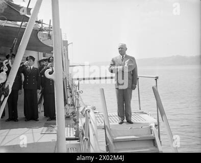 BESUCH VON PRÄSIDENT TRUMAN. 2. AUGUST 1945 AN BORD DER HMS RENOWN IN PLYMOUTH. DER PRÄSIDENT DER VEREINIGTEN STAATEN, HARRY TRUMAN, BESUCHTE GROSSBRITANNIEN ZUM ERSTEN MAL UND WURDE VON HM THE KING AN BORD DER HMS RENOWN IN PLYMOUTH GETROFFEN. Präsident Truman wurde während des Spiels der amerikanischen Hymne auf HMS RENOWN beobachtet Stockfoto