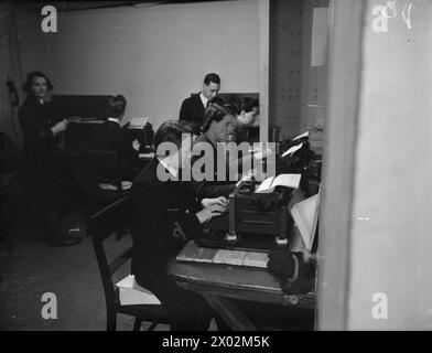 Am 14. Januar 1943 in der Nähe von Casablanca trafen sich Präsident Roosevelt und Churchill mit den alliierten Stabschefs zusammen, um den Offensive-Feldzug 1943 in Nordafrika zu planen. WRNS-, ATS- und WAAF-Beamte arbeiteten während der Konferenz im Verteilerraum der HMS Bulolo. Stockfoto