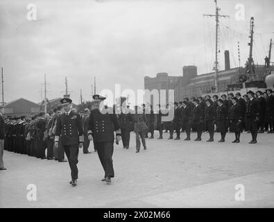 BESUCH DES KÖNIGS UND DER KÖNIGIN IN BELFAST AUF DER HMS PHOEBE. 1942. - Der König mit Konteradmiral R M King DSO während seines Besuchs auf der Marinebasis der HMS Caroline Stockfoto