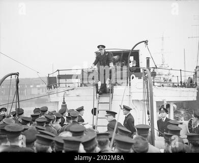 FIRST SEA LORD BESUCHT SCHIFFE, DIE IM KAMPF AUF DEM ATLANTIK KÄMPFEN. 6. SEPTEMBER 1941 AN BORD VERSCHIEDENER SCHIFFE IN EINEM HEIMATHAFEN. ADMIRAL DER FLOTTE SIR DUDLEY POUND, GCB, GCVO, FIRST SEA LORD UND CHIEF OF MARINESTAB, BESUCHTE ZERSTÖRER UND BEGLEITSCHIFFE IN EINEM HEIMATHAFEN, UM MIT DEN OFFIZIEREN UND MÄNNERN ZU SPRECHEN, DIE KRIEG GEGEN DEN DEUTSCHEN VERSUCH FÜHREN, GROSSBRITANNIEN ZU BLOCKIEREN. - Der erste Sea Lord spricht an die Besatzung eines Schiffes, das kürzlich zwei U-Boote im Atlantischen Pfund besaß, Alfred Dudley Pickman Rogers Stockfoto