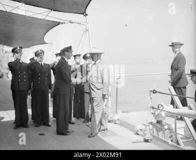 BESUCH VON PRÄSIDENT TRUMAN. 2. AUGUST 1945 AN BORD DER HMS RENOWN IN PLYMOUTH. DER PRÄSIDENT DER VEREINIGTEN STAATEN, HARRY TRUMAN, BESUCHTE GROSSBRITANNIEN ZUM ERSTEN MAL UND WURDE VON HM THE KING AN BORD DER HMS RENOWN IN PLYMOUTH GETROFFEN. - Der König begrüßt Präsident Truman, als er an Bord der HMS RENOWN trat Stockfoto