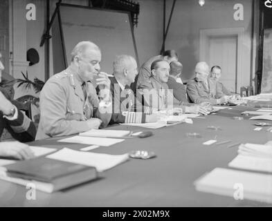 Am 4. Dezember 1943 trafen sich amerikanische und britische Stabschefs im Mena House in Kairo. Anwesend waren britische Stabschefs, darunter General Sir Hastings Ismay, Admiral Cunningham, Sir Alan Brooke und Feldmarschall Sir John Dill. Stockfoto