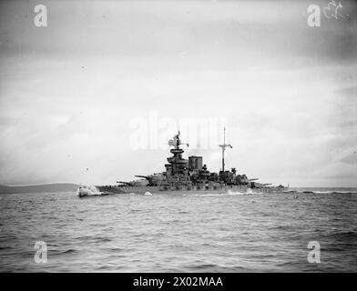 AN BORD DES ZERSTÖRERS HMS BEDUIN. SEPTEMBER 1941. - HMS MALAYA auf See Royal Navy, MALAYA (HMS) Stockfoto