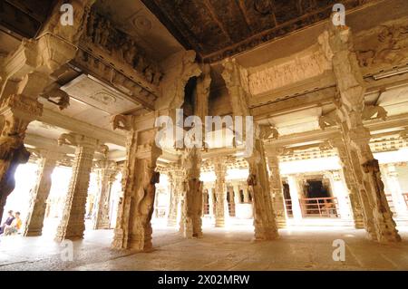 Inneres des Sri Virupaksha Tempels in Hampi, UNESCO-Weltkulturerbe, Karnataka, Indien, Asien Stockfoto