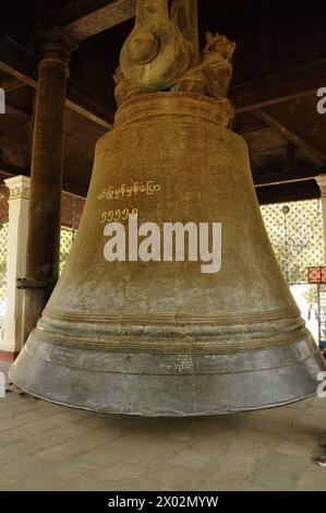 Mingun Bell, eine der am schwersten funktionierenden Glocken der Welt, in der Nähe von Mandalay, Sagaing District, Myanmar, Asien Stockfoto