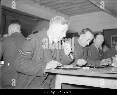 Zwischen 1939 und 1940 hatten die Luftstreitkräfte der Royal Air Force während der Operationen ein Mittagessen in einem Chaos in Frankreich. Stockfoto