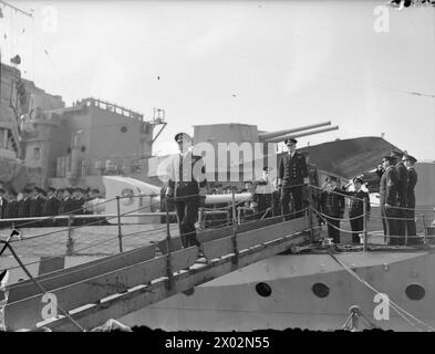Ihre Majestäten der König und die Königin besuchten das Western Approaches Command in Plymouth am 20. März 1941; seine Majestät wurde fotografiert und verließ die HMCS Columbia. Stockfoto