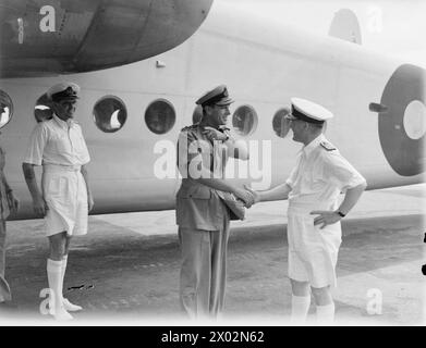 ADMIRAL MOUNTBATTEN TRIFFT DIE NEUE OSTFLOTTE C AM 24. AUGUST 1944 IN CEYLON. DAS TREFFEN VON ADMIRAL LORD LOUIS MOUNTBATTEN MIT DEM NEUEN KOMMANDEUR DER OSTFLOTTE IN CHIEF ADMIRAL SIR BRUCE FRASER UND GENERAL STILWELL, KOMMANDEUR DER US-AMERIKANISCHEN UND CHINESISCHEN STREITKRÄFTE IN NORDBURMA, ALS DER OBERSTE KOMMANDEUR SÜDOSTASIEN VON SEINEM BESUCH IN GROSSBRITANNIEN NACH CEYLON ZURÜCKKEHRTE. Admiral Mountbatten schüttelt Admiral Fraser die Hand Stockfoto