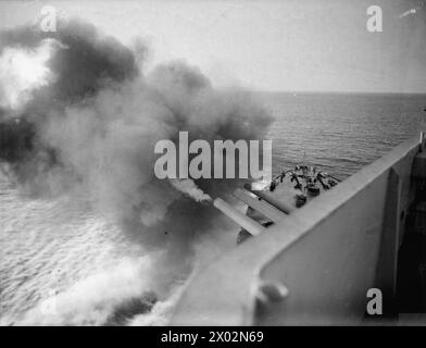 DAS BRITISCHE SCHLACHTSCHIFF BOMBARDIERT CATANIA. 17. JULI 1943 AN BORD DER HMS WARSPITE. ALS DIE HMS WARSPITE AUF EINEN RUF DER ARMEE ANTWORTETE, TONNEN VON GRANATEN AUS EINER REICHWEITE ZWISCHEN 15.000 UND 11.000 METERN AUF FEINDLICHE TRUPPEN SCHLEUDERTE, DIE IMMER NOCH AUF CATANIA, SIZILIEN, HIELTEN. - Die großen Geschütze der WARSPITE schleudern Granaten auf den Feind von Catania Stockfoto