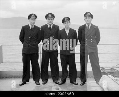 ZWERG-U-BOOTE. 17. UND 18. DEZEMBER 1944, ROSYTHESAY BAY. ZWERG-U-BOOT-OFFIZIERE, MÄNNER, BOOTE UND MUTTERSCHIFF. - Passage Commanding Officers; von links nach rechts: Sub Lieut F Ogden, RNVR; Sub Lieut P Shand-Kydd, RNVR, Lieghton Buzzard; Sub Lieut R H Brookes, RNVR, Walsall; Sub Lieut J Britnell, RNVR, Reading Stockfoto