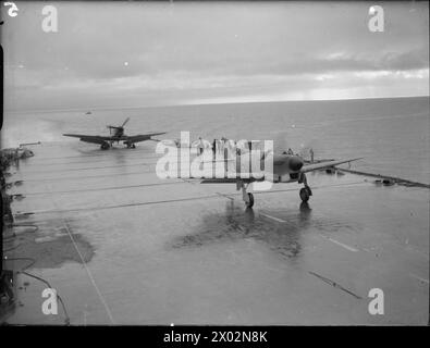 DIE ROYAL NAVY WÄHREND DES ZWEITEN WELTKRIEGS - die Fairey Firefly, zweisitzige Langstreckenjäger, die vom Flugdeck der HMS ILLUSTROUS auf der Clyde starteten. Die Fairey Firefly, das neueste Flugzeug der Royal Navy, ist ein zweisitziger Langstreckenjäger, der für den Einsatz von Flugzeugträgern als schwer bewaffnetes Kampfflugzeug entwickelt wurde. Am anderen Ende des Flugdecks ist ein Blackburn Firebrand mit seinem Motor zu sehen, der Royal Navy, HMS illustrous, Flugzeugträger, (1939) Stockfoto