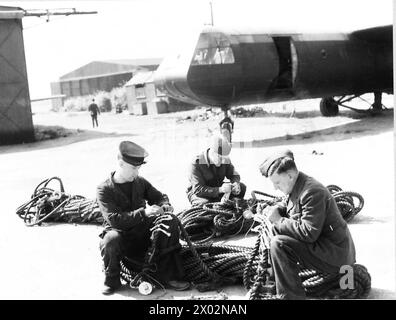 Fotografisches negativ mit RAF-Personal, Flugzeugen und Operationen in Großbritannien zwischen 1940 und 1945. Stockfoto
