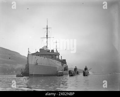 DAS U-BOOT THUNDERBOLT, EHEMALS HMS THETIS, KEHRTE NACH EINER PATROUILLE NACH HARBOUR ZURÜCK. 1940. - Die HMS THUNDERBOLT (rechts) legt mit anderen U-Booten neben ihrem Depot-Schiff an Stockfoto