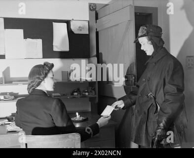 Im Oktober 1942, in Signal City, Greenock, bearbeiten 200 WRNS-Mitarbeiter geheime Marinemeldungen, einschließlich drahtloser Telefonie, Chiffre, Teleprint und Versand unter der Aufsicht des Signal Commander. Stockfoto