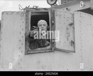 Ein Mitglied der Schiffskompanie an Bord des Zerstörers der Tribal-Klasse HMS Eskimo operiert im Februar 1942 in nördlichen Breitengraden. Stockfoto