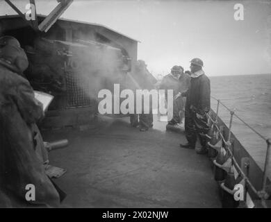 AN BORD DER HMS ESKIMO. FEBRUAR 1942, AN BORD DES ZERSTÖRERS DER STAMMESKLASSE IN DEN NÖRDLICHEN GEWÄSSERN. - Laden Sie die Waffen für die nächste Salve wieder auf Stockfoto