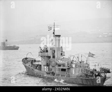 AN BORD DES ZERSTÖRERS HMS BEDUIN AUF SEE. SEPTEMBER 1941. - Ein dänischer Trawler vor den Färöern Stockfoto