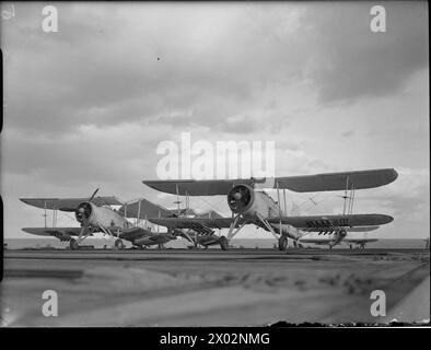 DIE ROYAL NAVY WÄHREND DES ZWEITEN WELTKRIEGS - Ein Fairey-Schwertfisch-Flugzeug der No 816 Squadron Fleet Air Arm startete vom Flugdeck der HMS TRACKER für eine Anti-U-Boot-Jagd im Nordatlantik. Drei weitere Flugzeuge sind im Hintergrund zu sehen Royal Navy, HMS Tracker, Escort Carrier, (1942), Royal Navy, Fleet Air Arm, Naval Air Sqdn, 816 Stockfoto