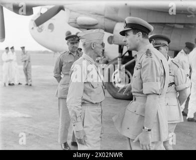 ADMIRAL MOUNTBATTEN TRIFFT DIE NEUE OSTFLOTTE C AM 24. AUGUST 1944 IN CEYLON. DAS TREFFEN VON ADMIRAL LORD LOUIS MOUNTBATTEN MIT DEM NEUEN KOMMANDEUR DER OSTFLOTTE IN CHIEF ADMIRAL SIR BRUCE FRASER UND GENERAL STILWELL, KOMMANDEUR DER US-AMERIKANISCHEN UND CHINESISCHEN STREITKRÄFTE IN NORDBURMA, ALS DER OBERSTE KOMMANDEUR SÜDOSTASIEN VON SEINEM BESUCH IN GROSSBRITANNIEN NACH CEYLON ZURÜCKKEHRTE. Admiral Mountbatten spricht mit General Stilwell Stockfoto